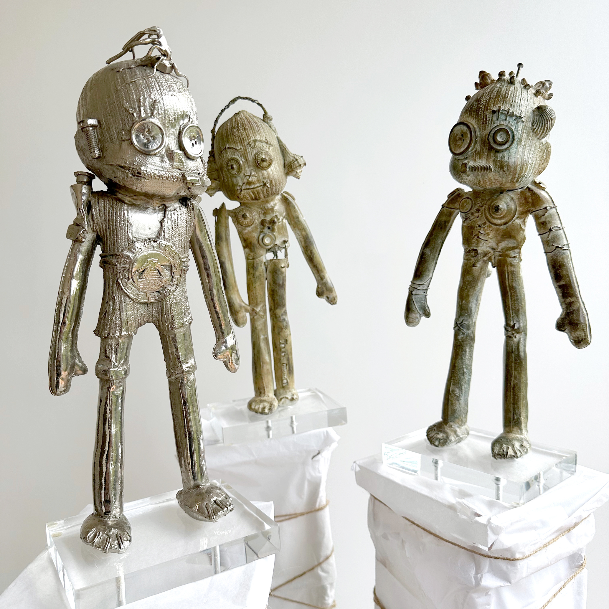 Tres Doodles en bronce niquelado y patinado