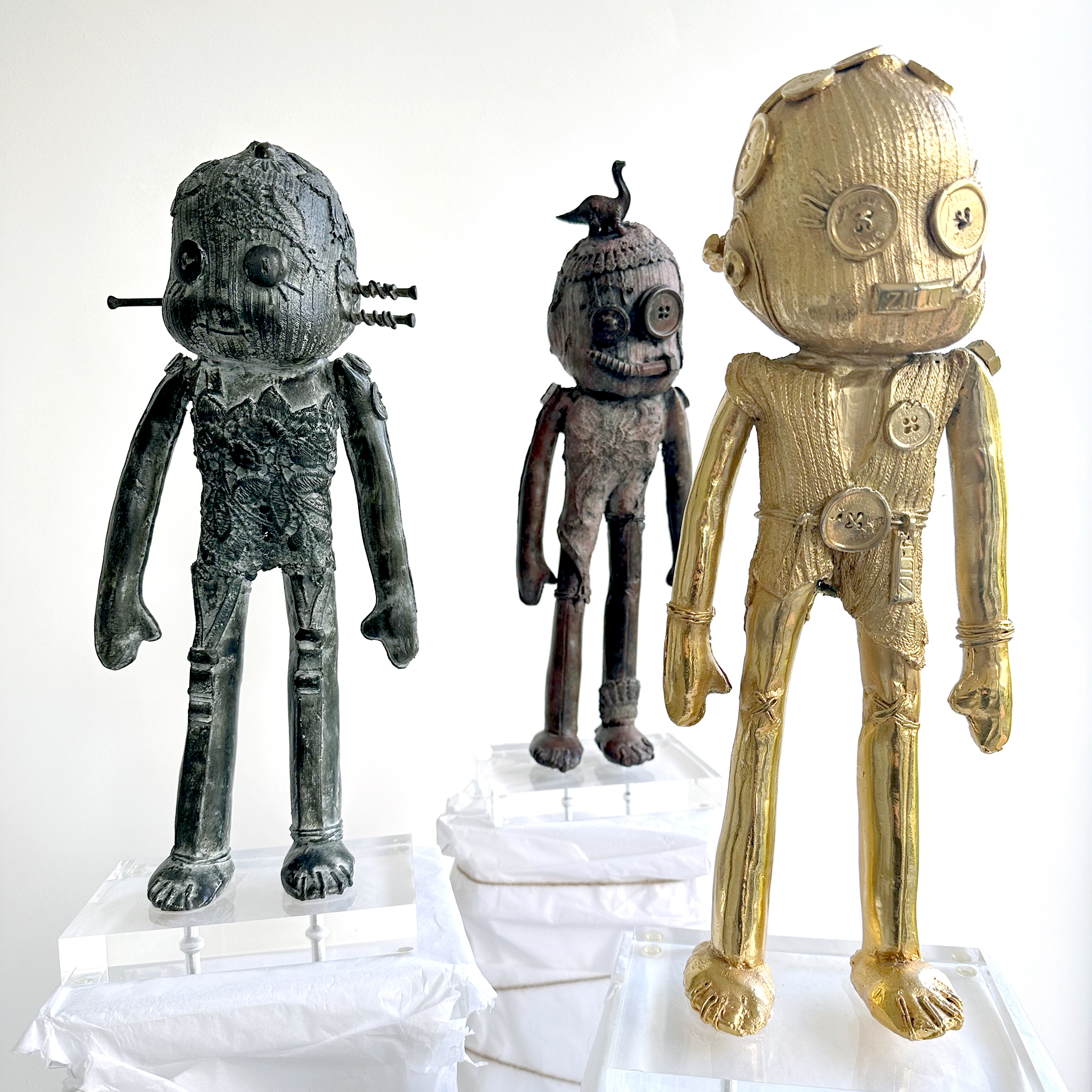 Doodles — tres bronces únicos: pátinas negra, marrón y oro