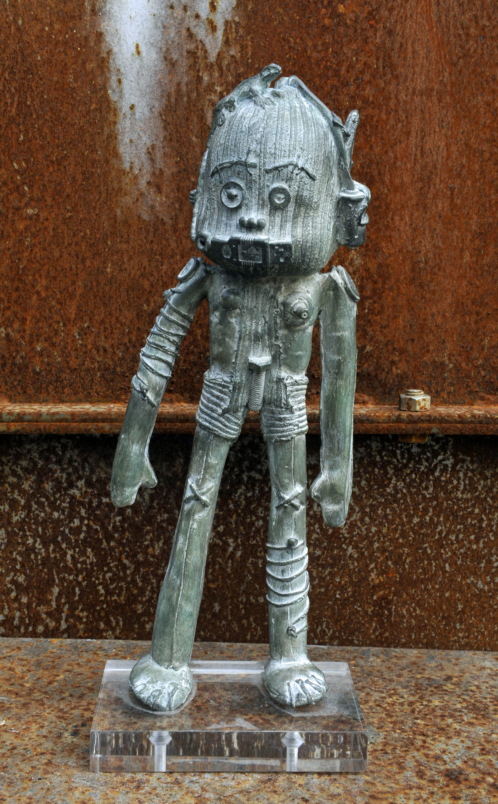 Doodle de bronce con pátina verde ante un acero corten