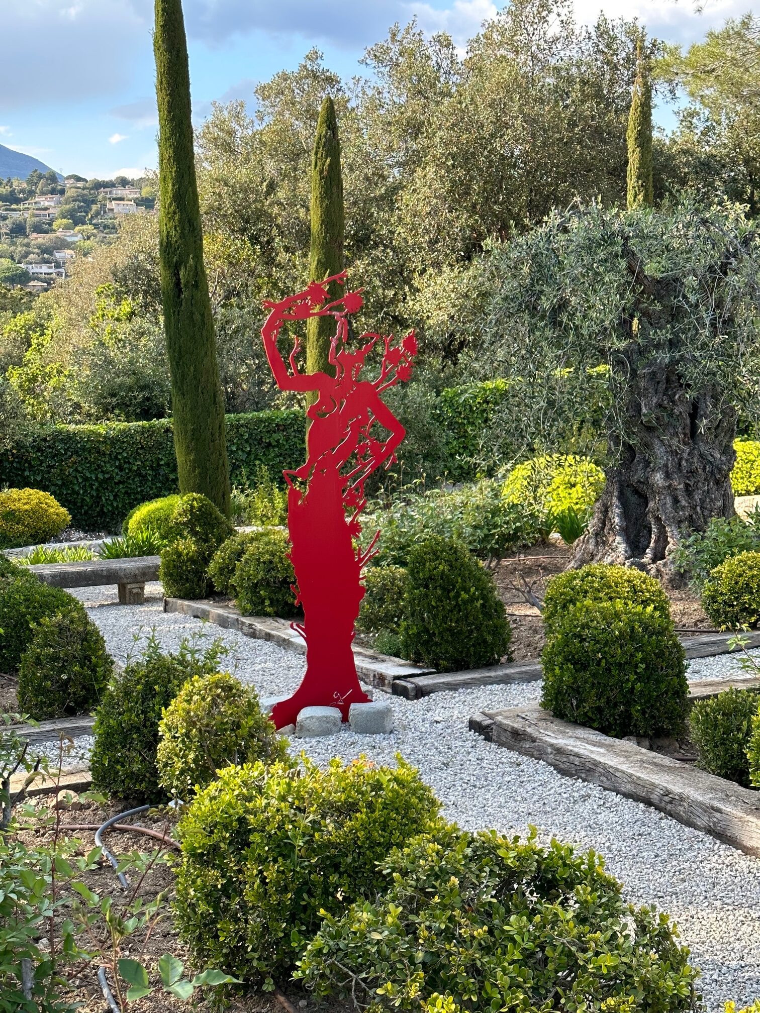 Escultura de acero recortado pintado de George Sculpteur