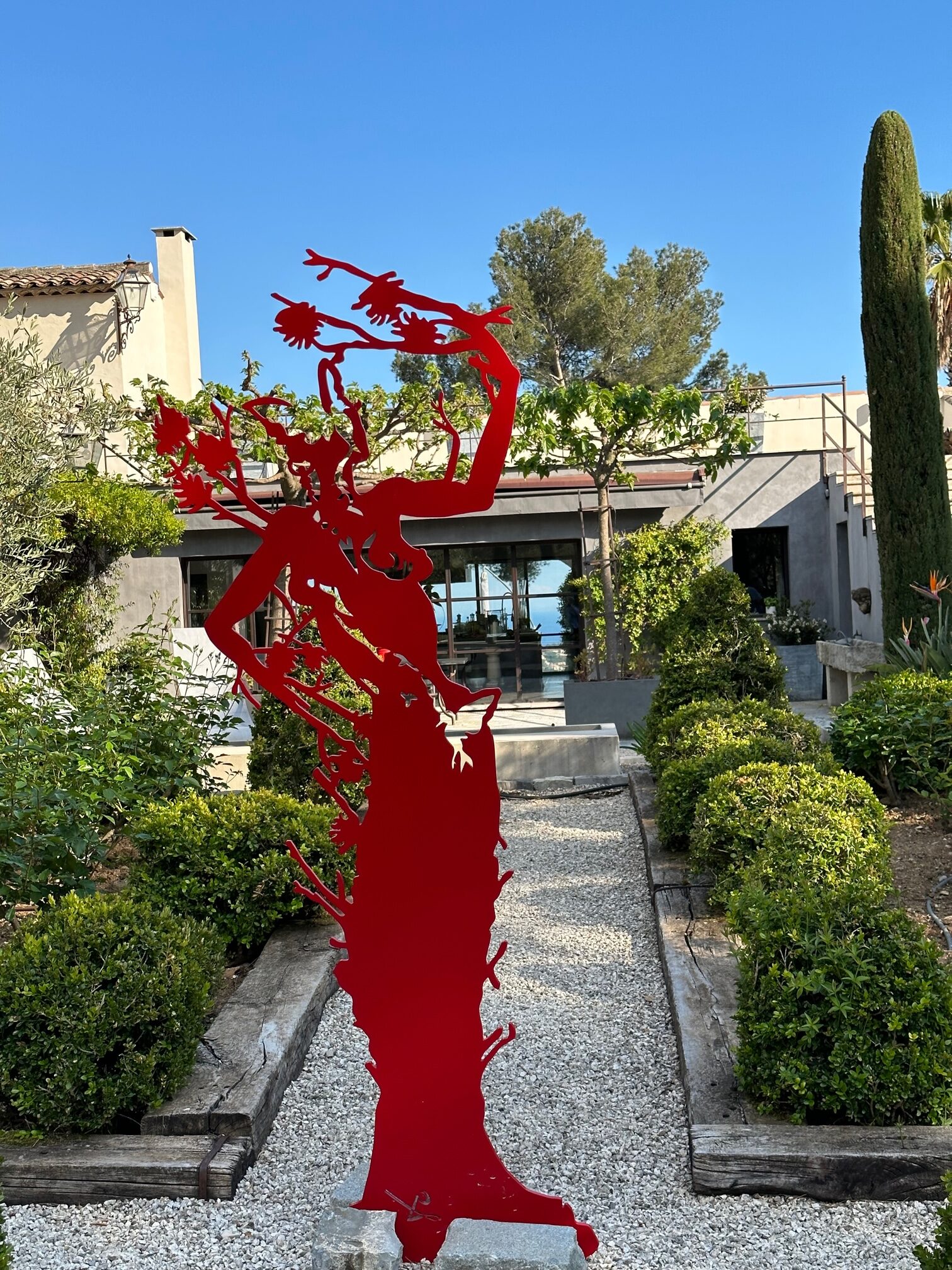 Escultura de acero recortado pintado de George Sculpteur