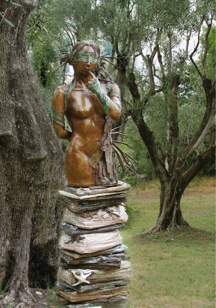 Daphné ou les secrets d'une Muse — sculpture bronze de George Sculpteur (George Peltre), nymphe aux yeux bandés parmi les oliviers