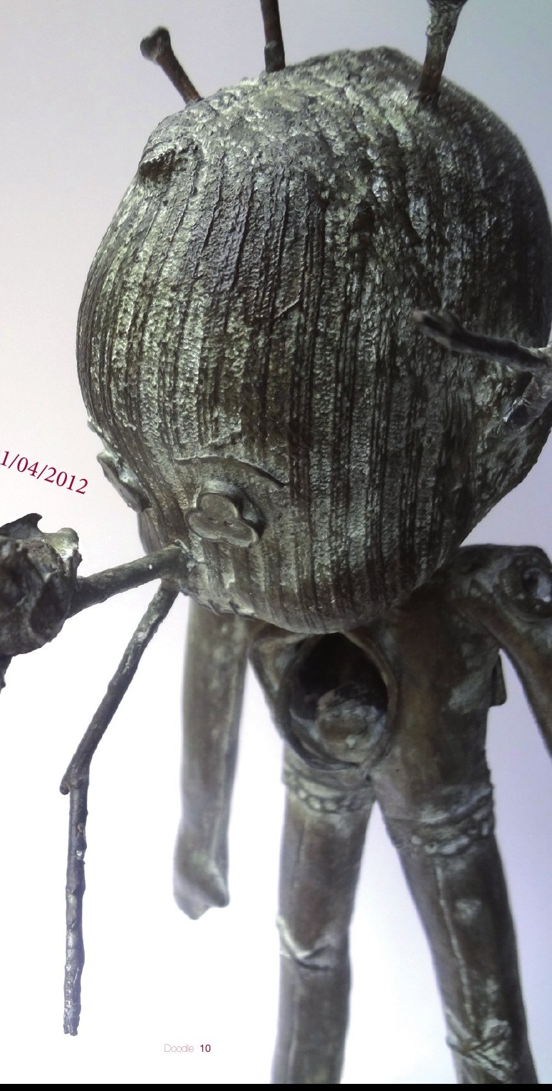 Doodle en bronze, gros plan sur la patine et les brindilles
