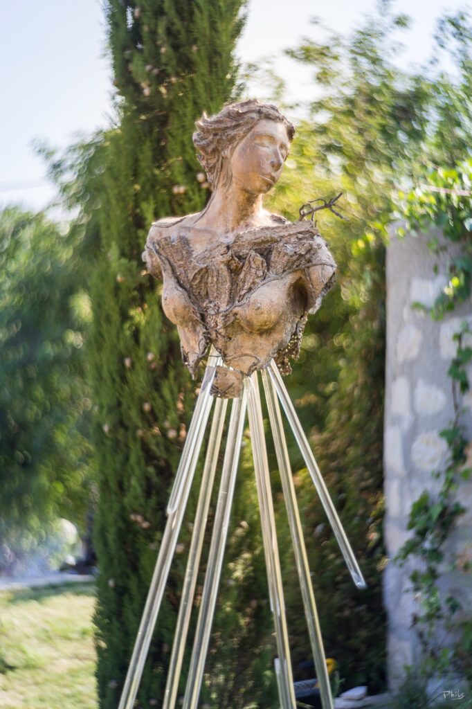 Habéas — Acte 2, sculpture bronze de George Sculpteur (George Peltre), pièce unique, buste de femme sur tiges de verre