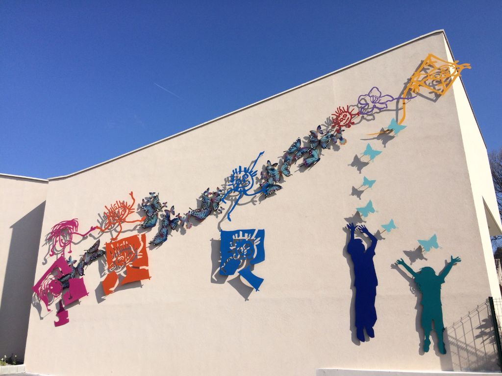Mon École maternelle — détail, acier découpé peint