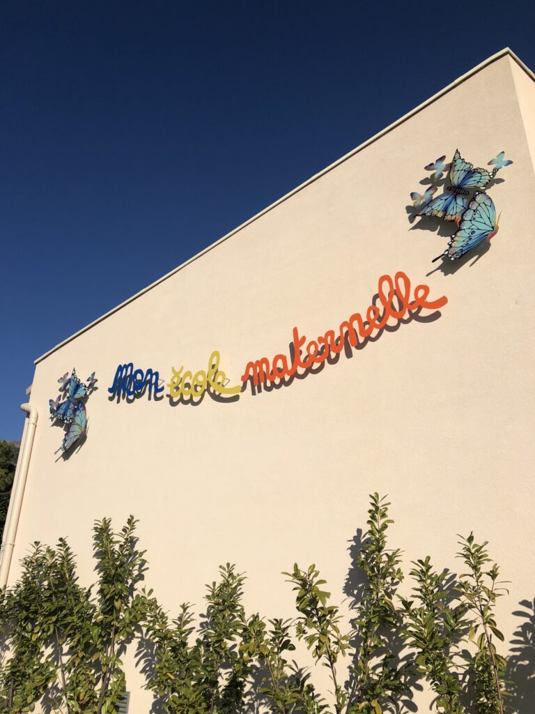 Mon École maternelle — détail, acier découpé peint