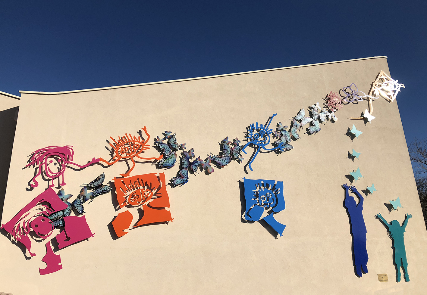 Mon École maternelle — commande publique, Tourrettes-sur-Loup, acier découpé peint 11 × 6,5 m, George Sculpteur